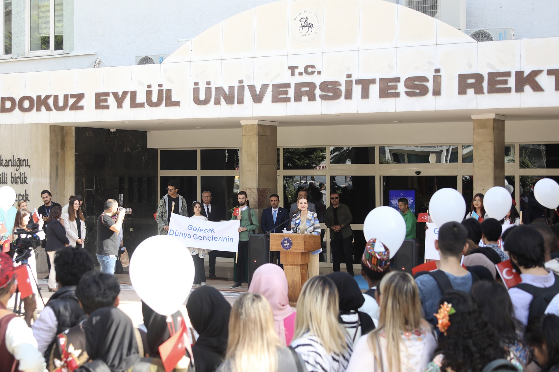 DEÜ'LÜ ÖĞRENCİLER FİLİSTİN İÇİN BARIŞ BALONLARI UÇURDU